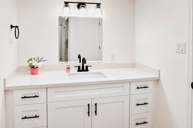 Building Photo - 2744 Briarhurst Dr