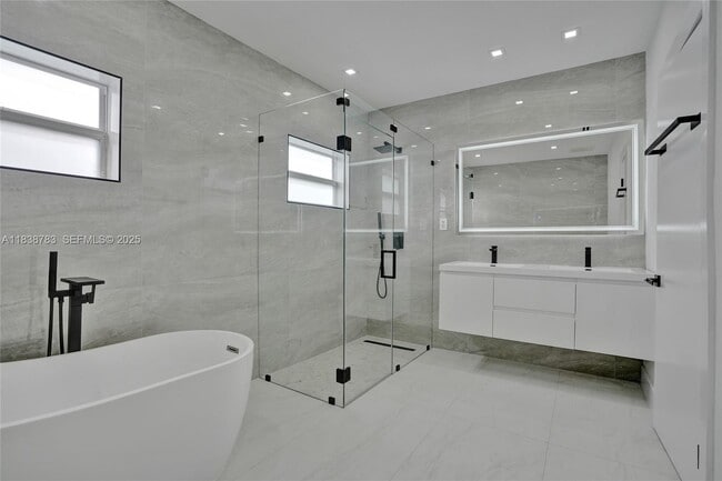 Building Photo - 1840 NE 199th St