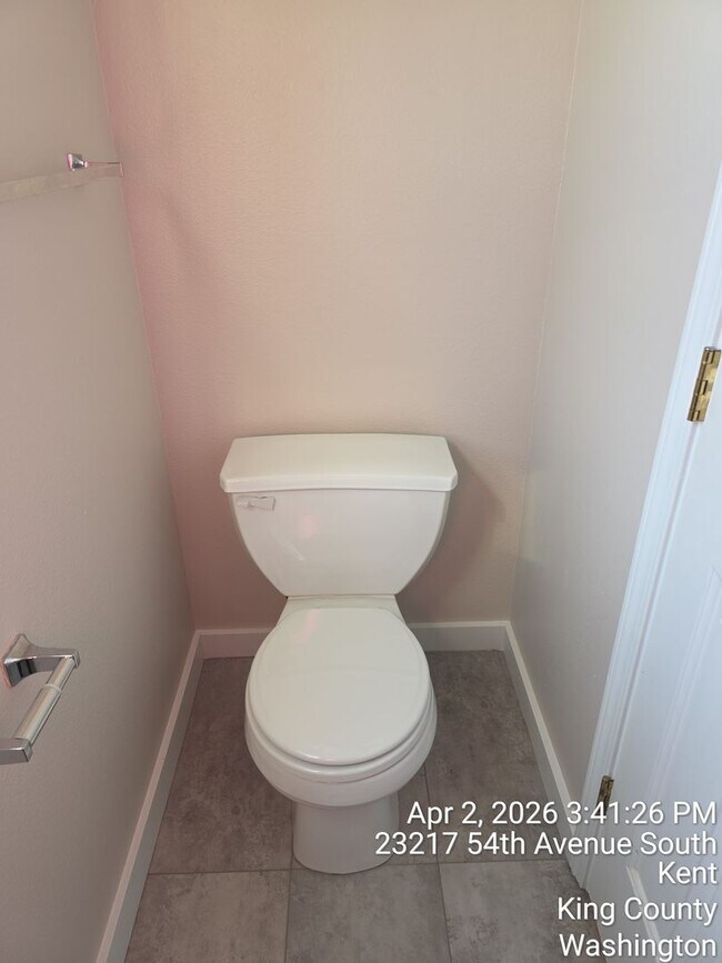 Building Photo - Kent Cypress Cove at the Lakes home - 3 bedroom 2.5 bath with 2 car garage - Available NOW.