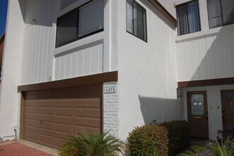 Building Photo - East Beach Town-home