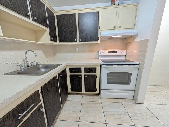 Building Photo - 6040 SW 26th St