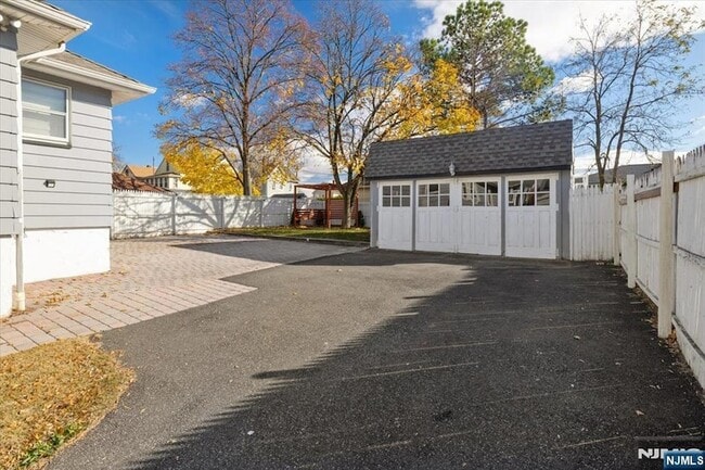 Building Photo - 79 Lincoln Ave