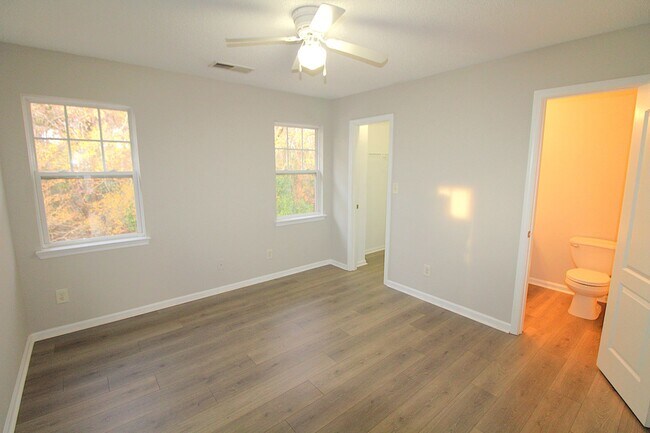 Building Photo - 3 Bedroom Home with a 1 Car garage!