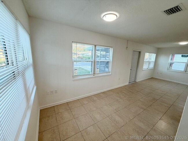Building Photo - 912 SE Tarpon Ave
