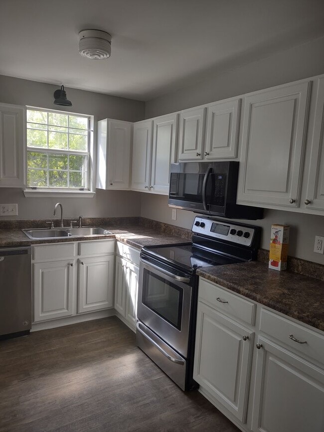 Building Photo - ****MOVE IN SPECIAL****Fabulous Upgraded Three Bedroom/Two Bath Townhome - Walking Distance to Le...