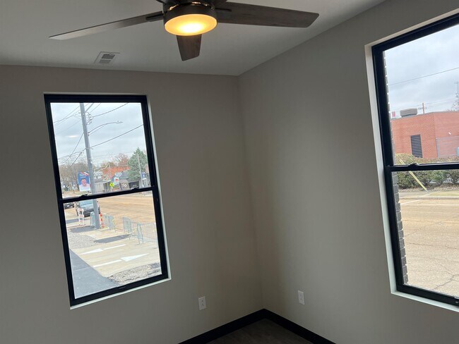 Building Photo - 104 E Market St