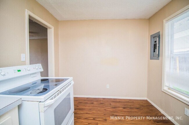 Building Photo - 300 E Lynn St