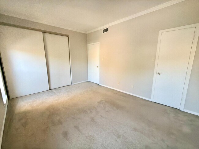 Building Photo - 728 Bering Dr