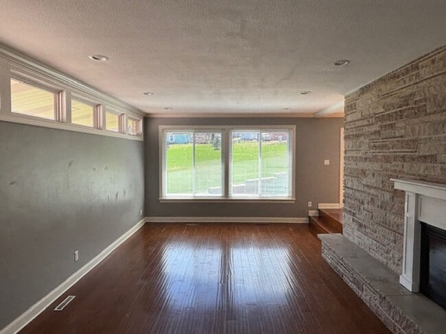 Building Photo - Available NOW! Gorgeous 3BR/2 BA Unit in Hastings!