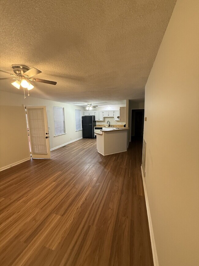 Building Photo - 821 Hillmore Dr