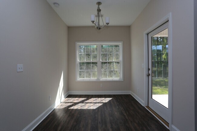 Building Photo - 3 Bedroom Brick House in SEB School District Available NOW