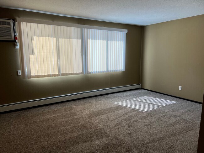 Building Photo - Tudor 3205