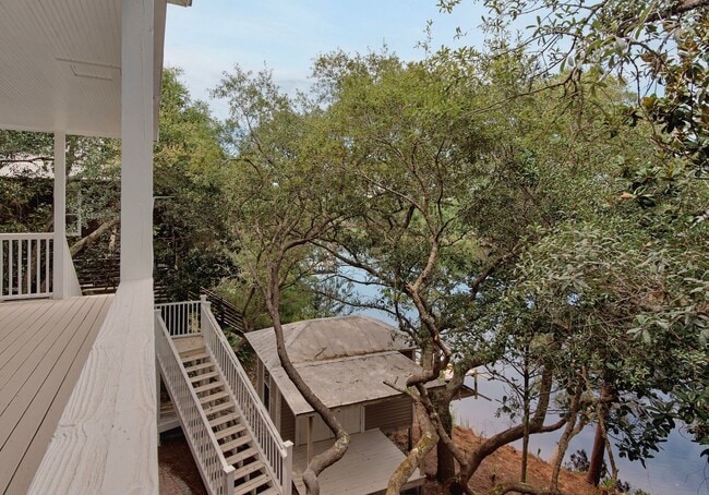 Building Photo - Beach Cottage on the Lake!!