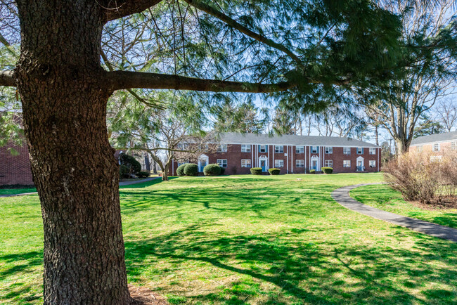 Building Photo - Brookdale Gardens Condo