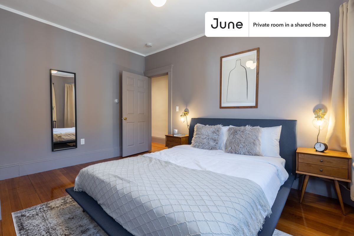 Building Photo - Private bedroom in 3 bed/1 bath Home