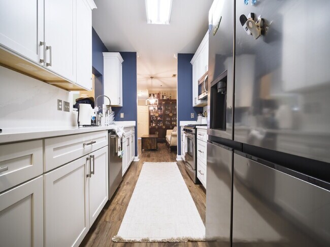 Building Photo - "Charming 3-Bedroom Condo with Cozy Fireplace - 1404 Sq Ft of Comfort in Prime NC Location!"