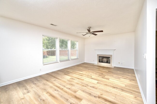 Building Photo - **BE THE LUCKY ONE TO LIVE IN THIS UPDATED NASHVILLE/ BELLEVUE HOME**