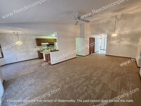 Building Photo - Spacious 3 bedroom 2 bathroom townhouse