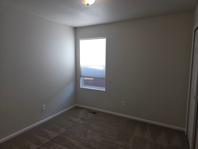 Building Photo - Modern Comfort in a Prime Location – 3 Bed...