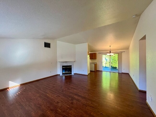 Building Photo - PENDING APPLICATION; 3 BD w/ Vaulted Ceiling
