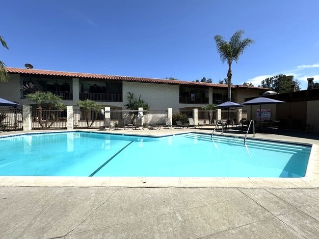 Building Photo - Mission Valley 3 BR 2 BA Condo w/ Parking and A/C