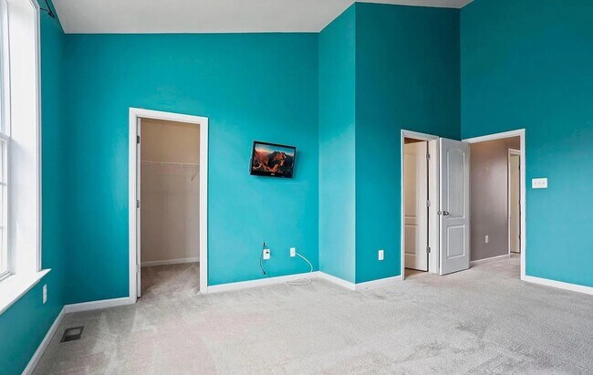 Building Photo - 3 Level END UNIT townhouse in Market Squar...