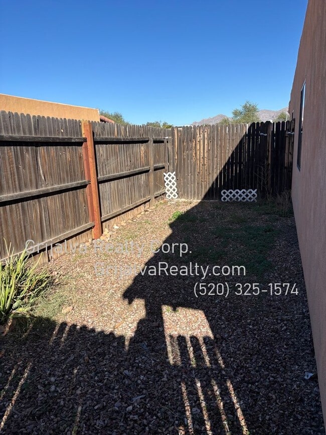 Building Photo - 3641 E Monte Vista Dr