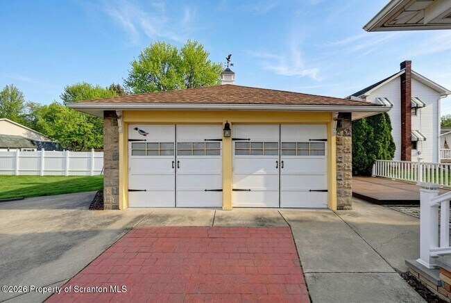 Building Photo - 454 Hickory St