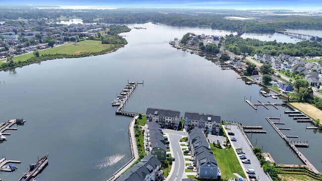 Building Photo - Stunning Townhome with Water Views!