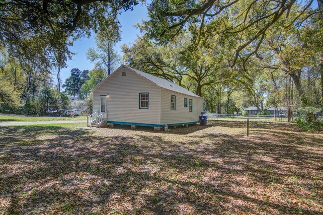 Building Photo - 1840 Dillway St
