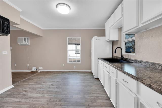 Building Photo - 416 E Avenue F