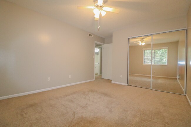 Building Photo - Super cute 2 bedroom condo in great Rock Hill location!