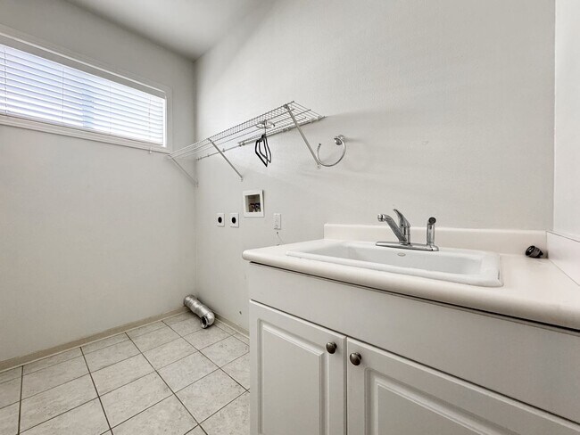 Building Photo - Spacious Ewa Beach Home with Central A/C