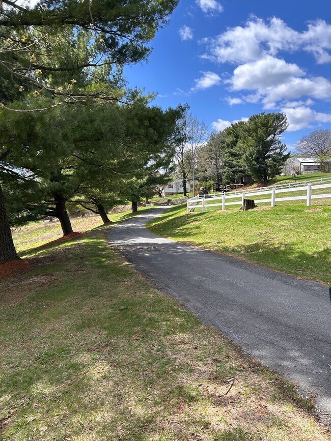 Building Photo - Spacious Ranch Home For Rent In Lititz