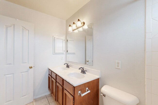 Building Photo - Beautiful 4 bedroom, 2 bath home in Northeast El Paso!