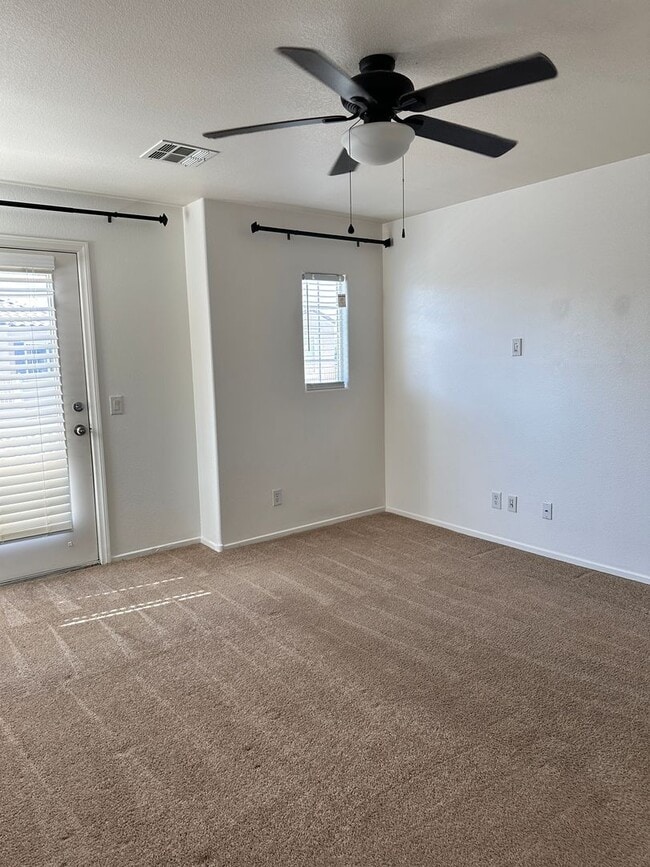 Building Photo - 3 Bedroom/2.5 Bath Family Home