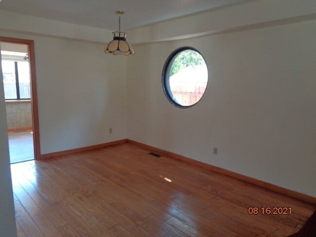 Building Photo - 960 Monique Way
