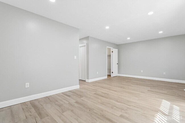 Building Photo - 1216 Thomas Ave