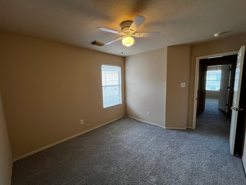Comfy bedroom 4 - 19410 Maywood Falls Cir
