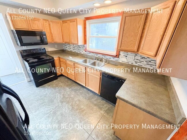 Building Photo - 22 E Siebenthaler Ave