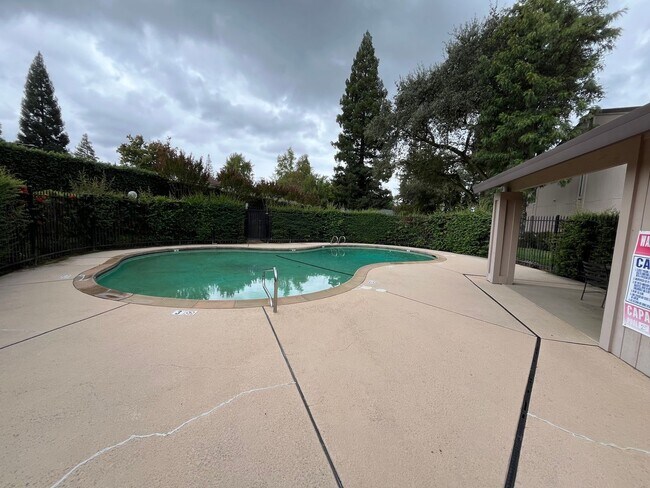 Building Photo - 2BR|2BA|994SF| - Ground Floor Condo, Nice ...