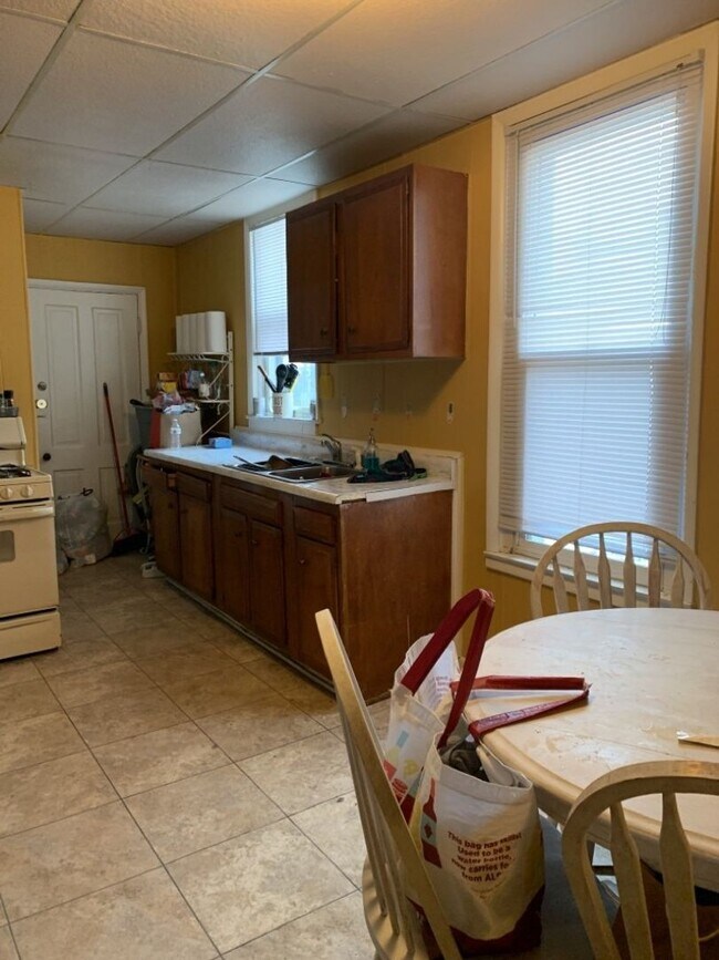 Building Photo - 830 E 6th St