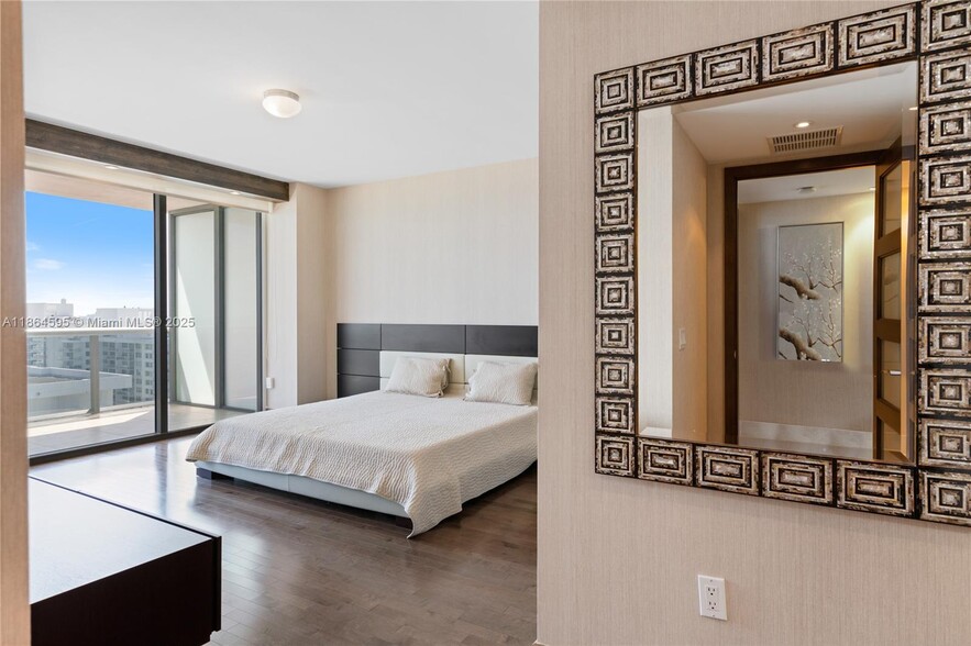 Building Photo - 5875 Collins Ave