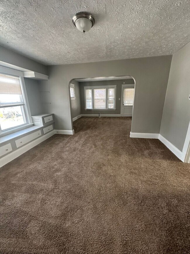 Building Photo - 3bd UPSTAIRS DUPLEX Cash Pay/Section 8