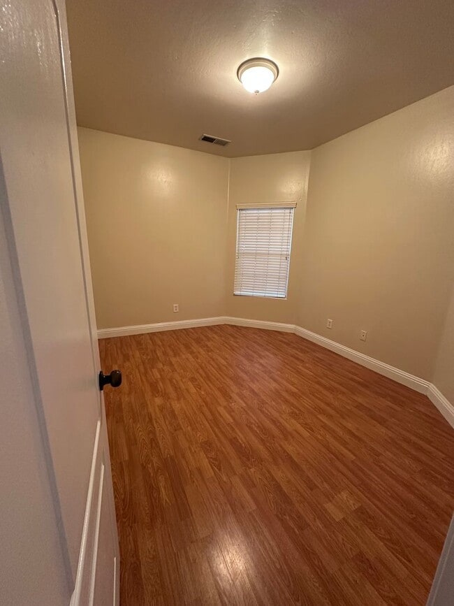 Building Photo - 615 New Zealand Dr