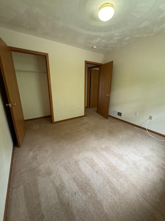 Building Photo - Large 3 Bedroom 2.5 Bathroom Townhouse in Burrell School District - Next to Hillcrest Country Club