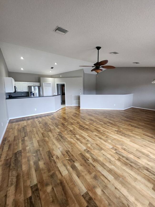 Building Photo - 3 BEDROOM 2 BATH HOME ACROSS FROM BEACH !!!