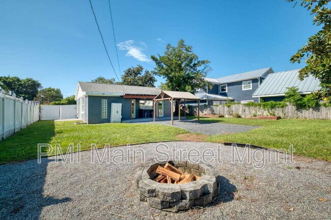 Building Photo - 707 Depugh St