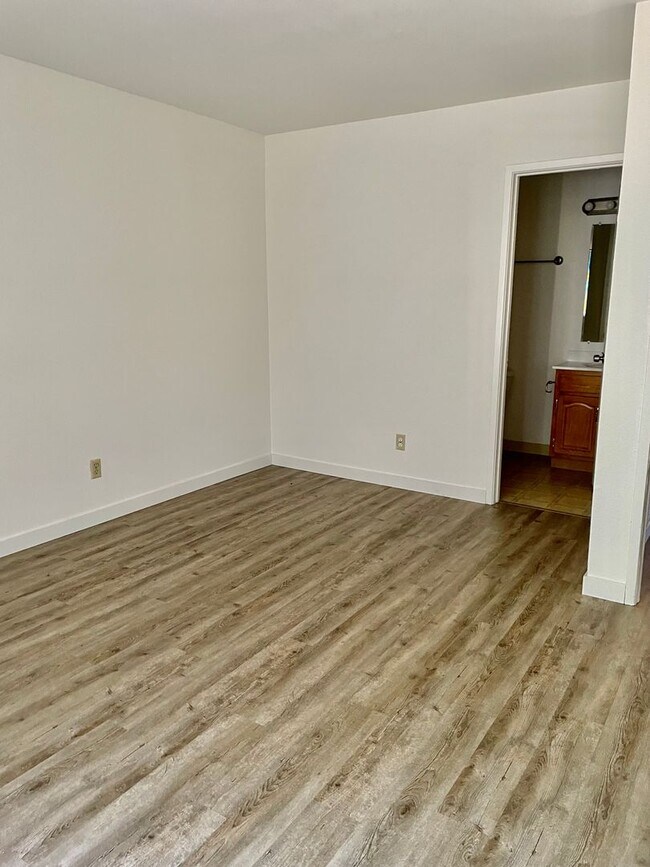 Building Photo - MONTOYA8907-8909