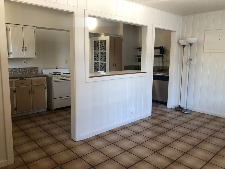 Building Photo - 526 S San Antonio Ave